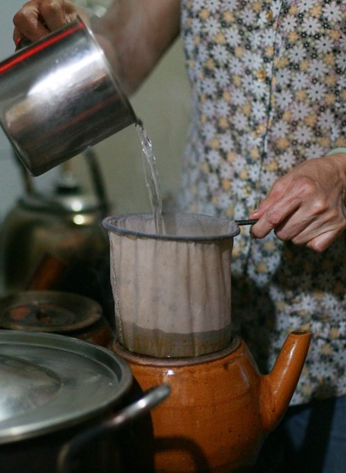 Sài Gòn cà phê sữa đá.