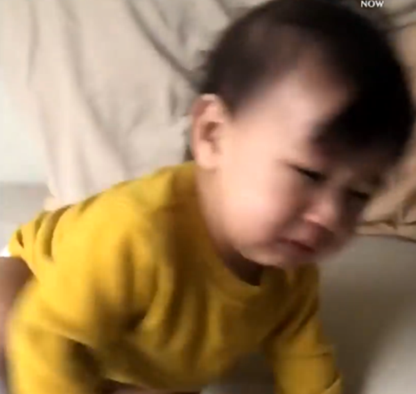 Con nín đi đừng khóc nữa, dỗ mãi không được rồi...