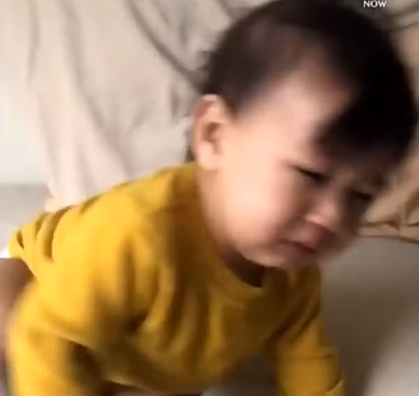 Con nín đi đừng khóc nữa, dỗ mãi không được rồi...
