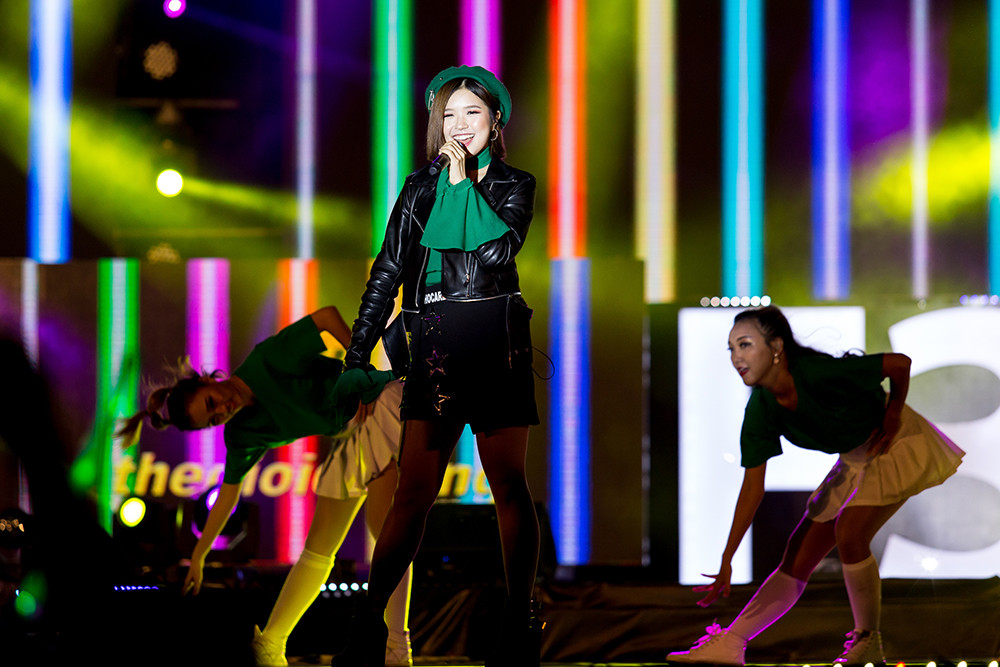 Sơn Tùng "bắt cóc" fan lên hát chung, Tóc Tiên hòa giọng cùng hơn 5000 khán giả trẻ ảnh 2