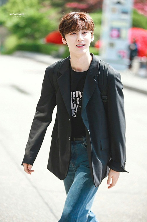 Trái ngược với cách chọn áo len hay sơ mi rực rỡ, Minhyun ưu tiên những gam màu tối như xám, đen... cho blazer.