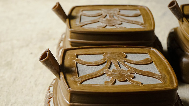 Sau đó gắn phễu vào khuôn sáp