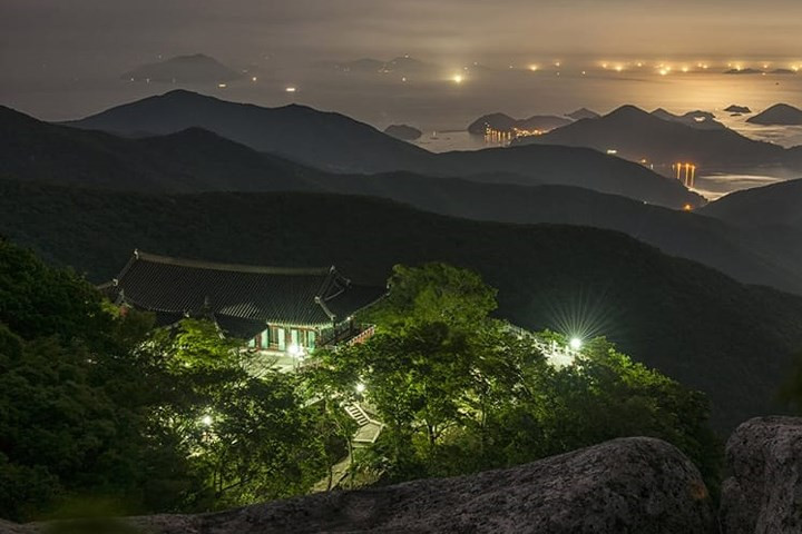 Ngôi chùa Geumsan Boriam cung cấp cả chỗ trọ cho khách qua đêm.