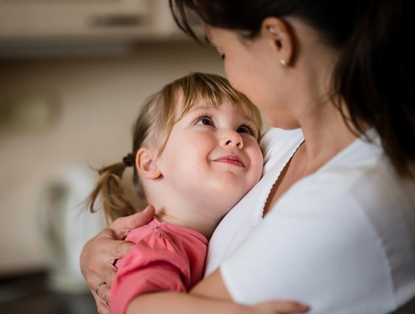 Một chút nựng nịu của mẹ có thể khiến cô con gái hết đau.