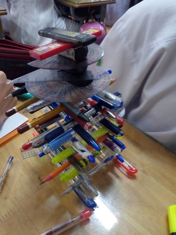 Không chỉ bút, cậu bạn này còn sử dụng cả thước đo độ và hộp ngòi chì. (Ảnh: FB Thắng)