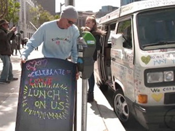 Bác Peter đang dựng tấm biển ghi rằng bác sẽ mời mọi người ăn trưa.