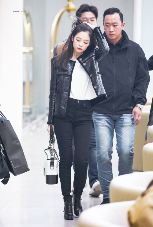 Jennie luôn biết cách biến sân bay thành sàn diễn thời trang của riêng mình.