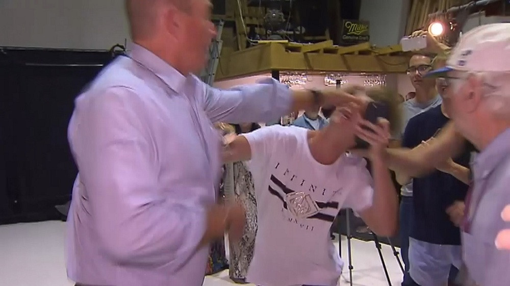 Phản ứng bạo lực mà ông Anning cho là hành động tự vệ.