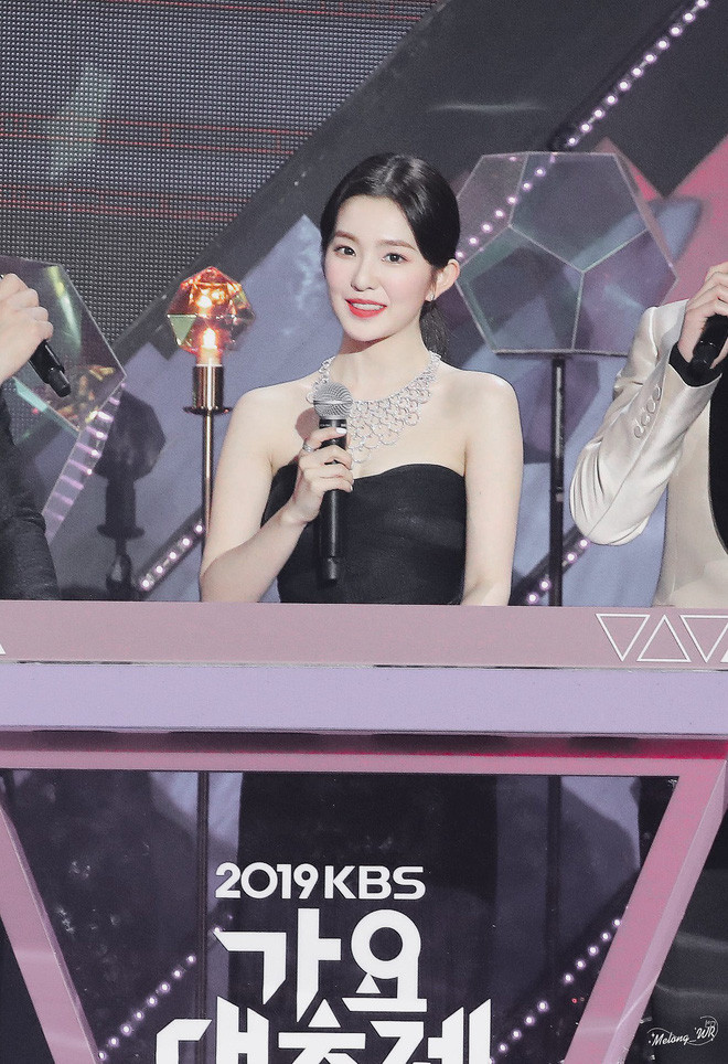 Tại lễ hội âm nhạc KBS Gayo Daechukje 2019, Irene (Red Velvet) đã được khen ngợi hết lời với bộ đầm đen giúp cô nàng khoe trọn bờ vai thon và làn da trắng mịn như sữa.