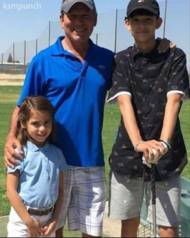 Samuel cùng bố và em gái.