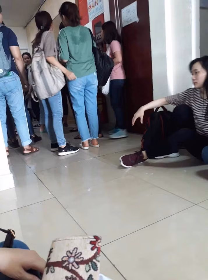 Khi được vào trong, nhiều người vẫn phải vạ vật trong trung tâm để chờ đợi đăng kí dự thi. (Ảnh: Ms Hoa Toeic)