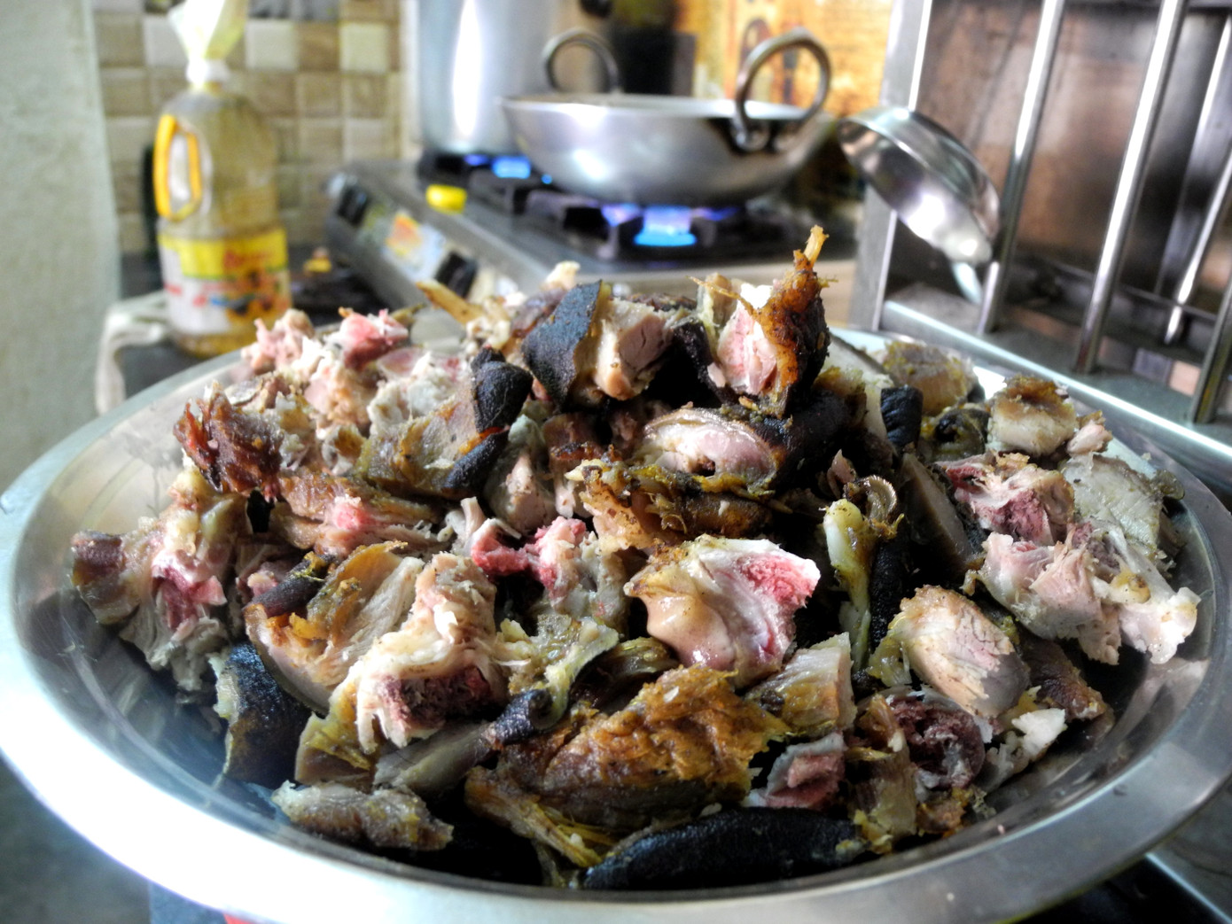 Món thịt dê chuẩn bị được đưa vào nồi