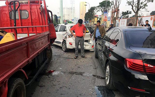 Hiện trường vụ va chạm liên hoàn.