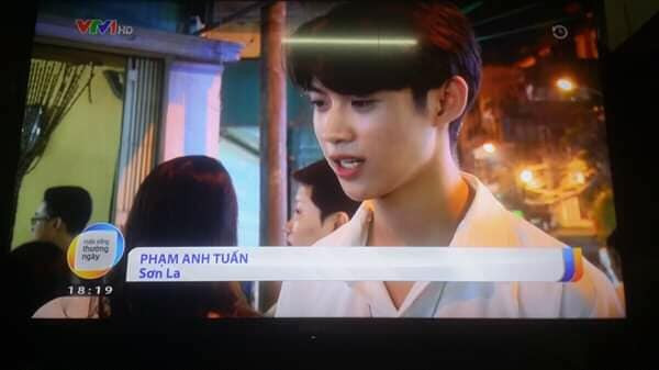 Hình ảnh của hotboy sơ mi trắng được chụp lại sau vài giây xuất hiện trong một bản tin trên truyền hình.