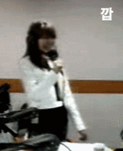 Sooyoung (SNSD) còn siêu đẳng hơn nữa. Rõ ràng là tay còn đang cầm mic, nhưng Sooyoung đã đặt mic xuống bàn cực nhanh để bắt lấy gói bim bim đang tung về phía mình.