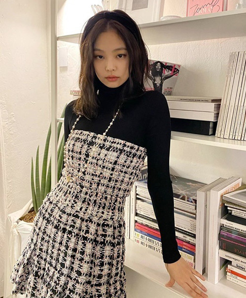 Jennie trông đầy ngọt ngào khi diện váy quây vải tweed, bên trong kết hợp áo len cổ lọ. Chiếc bờm vải hoàn thiện diện mạo cổ điển của cô nàng.