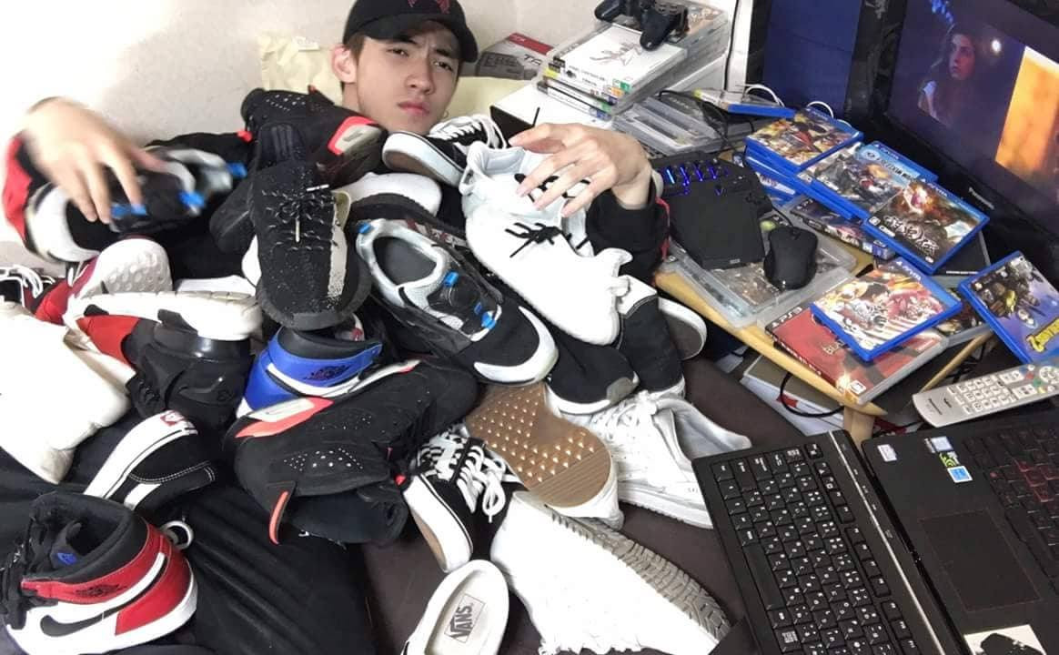 Anh chàng còn có niềm đam mê đặc biệt với giày và thiết kế nữa đó.