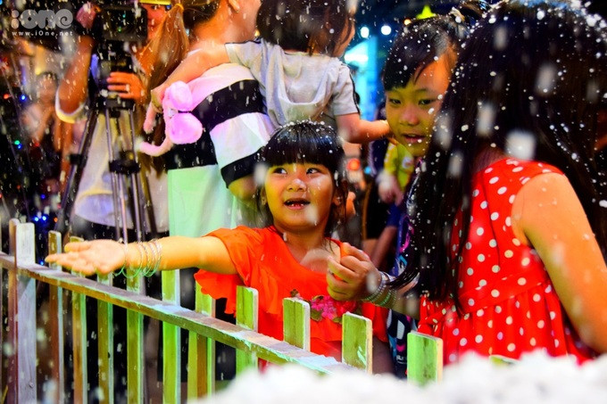 Các em nhỏ đưa tay hứng những "bông tuyết" mịn màng và ngắm chúng tan ra trong lòng bàn tay. Các em nhỏ đưa tay hứng những "bông tuyết" mịn màng và ngắm chúng tan ra trong lòng bàn tay.