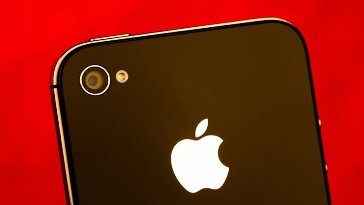 Khả năng quay video 1080p HD qua camera 8 MP của iPhone 4s cũng không thể không nhắc đến. Máy cũng có thêm tính năng nhắn tin “huyền thoại” iMessage và một con chip nhanh hơn.