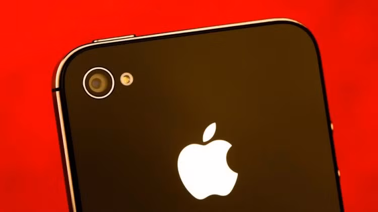 Khả năng quay video 1080p HD qua camera 8 MP của iPhone 4s cũng không thể không nhắc đến. Máy cũng có thêm tính năng nhắn tin “huyền thoại” iMessage và một con chip nhanh hơn.