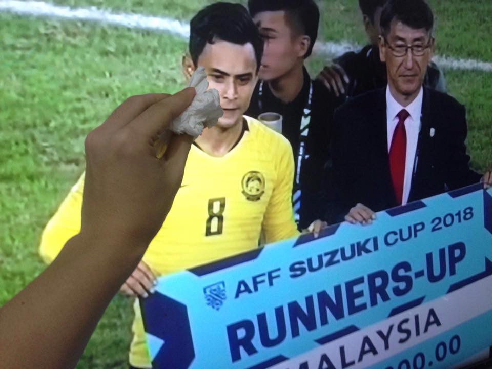 "Hãy khóc đi khóc đi đừng ngại ngần..."