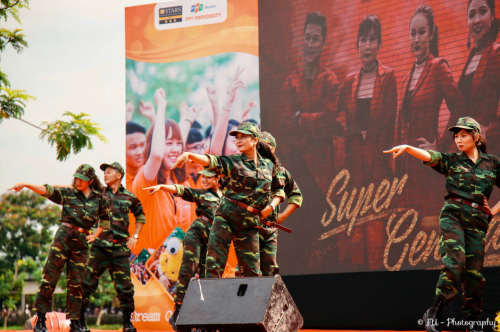 Các cán bộ tuyển sinh ĐH FPT khoẻ khoắn trong bộ quân phục rằn ri.