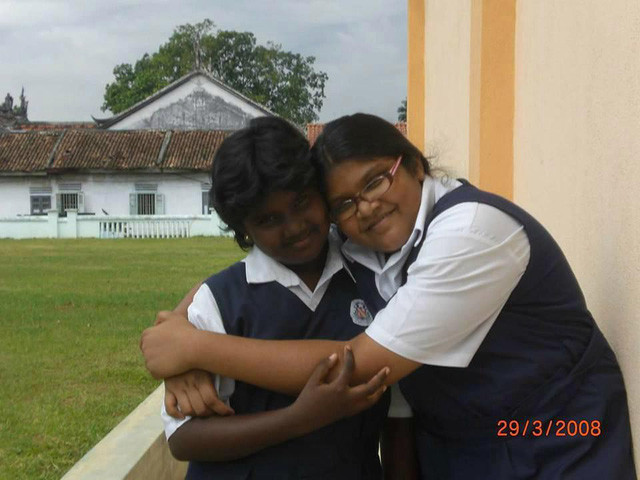 Joanna (phải) đã từng là học sinh nặng ký nhất ở trường.