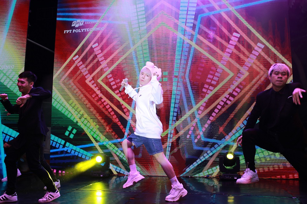 Đức Phúc còn được fan tặng cho một chiếc mũ hình chú heo màu hồng, anh chàng thích thú đội ngay lên đầu và dành tặng khán giả trẻ một ca khúc sôi động.