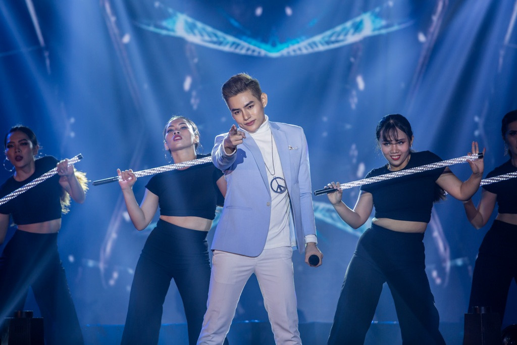 TINO bất ngờ xuất hiện thể hiện hai ca khúc Yêu Rồi và Tay Chạm Tay, Môi Chạm Môi.