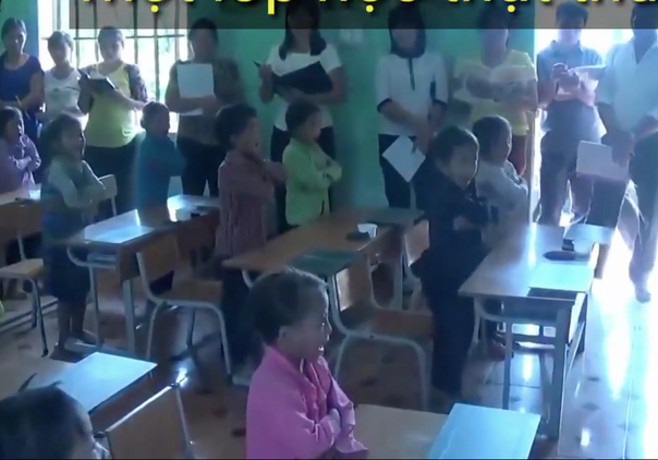 Học sinh đứng dậy phát biểu như một cái máy. Ảnh: cắt từ clip.