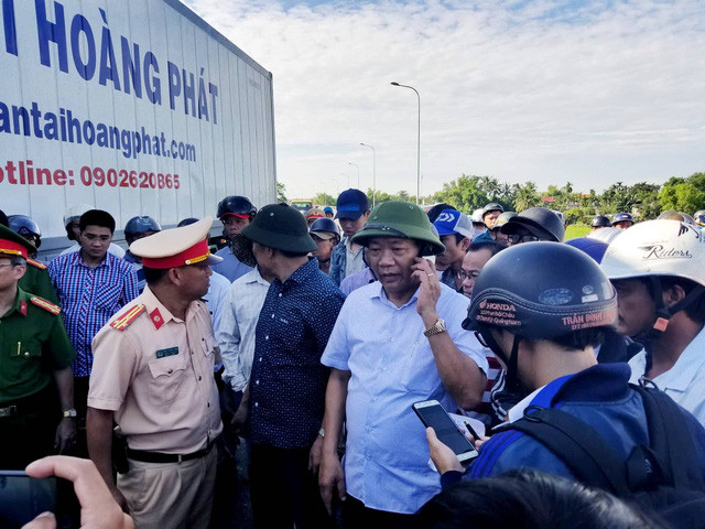 Chủ tịch tỉnh Quảng Nam ông Đinh Văn Thu (đang điện thoại) có mặt ở hiện trường để chỉ đạo.