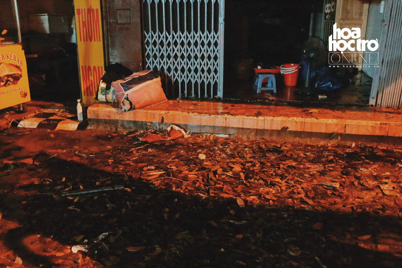 Khung cảnh hoang tàn sau vụ cháy lớn.