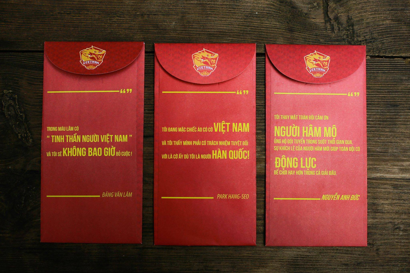 Nhiều mẫu lì xì còn đính kèm các câu nói ý nghĩa của các cầu thủ và HLV Park Hang-seo nữa đó!