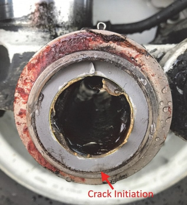 Bánh xe rơi khỏi máy bay khi đang cất cánh