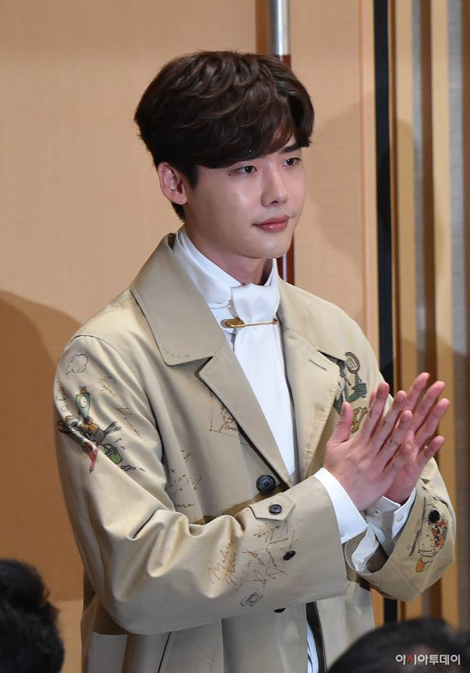 Lee Jong Suk và Suzy siêu nhí nhảnh trong buổi họp báo phim “While You Were Sleeping” ảnh 3