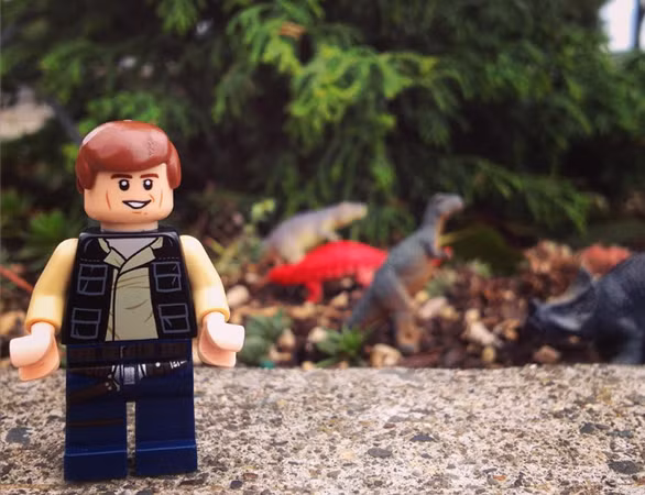 Công viên được trang trí bằng những chú khủng long và người Lego nữa.