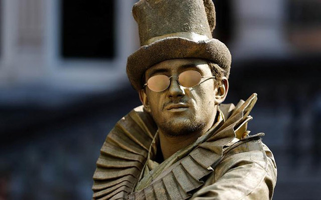 Tham gia lễ hội này có cả những nghệ sỹ từ Argentina, Nga và Italy. Cái khó của người nghệ sỹ đường phố là phải giữ nguyên tư thế và cả nét mặt trong một thời gian dài…