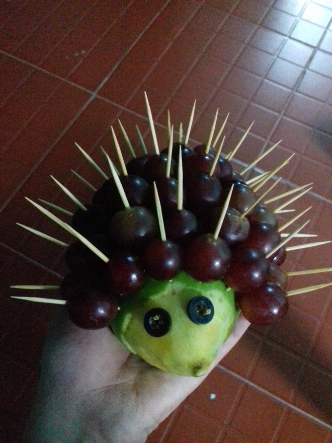 Chú nhím được làm từ nho, xoài và những cây tăm nhọn… Đây quả là sản phẩm sáng tạo đúng không nào?