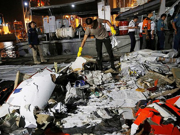 Một cảnh sát viên Indonesia tại cảng Tanjung Priok, Jakarta phục hồi những mãnh vơ từ chuyến bay Lion Air số mệnh JT610. - Ảnh: Reuters. Một cảnh sát viên Indonesia tại cảng Tanjung Priok, Jakarta phục hồi những mãnh vơ từ chuyến bay Lion Air số mệnh JT610. - Ảnh: Reuters.