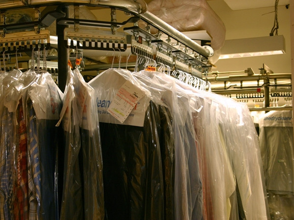 Ramesh phải đến từng tiệm giặt ủi để mời chủ tiệm mua sản phẩm.