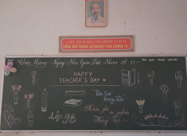 Trang trí bảng 20-11 toàn hình lightstick của các nhóm nhạc nổi tiếng Kpop ở “lớp người ta”.