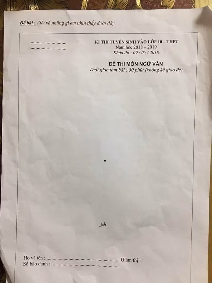 Cận cảnh đề thi Văn "độc nhất vô nhị” khiến dân tình vò đầu bứt tai. (Ảnh: Nguyễn Hoàng Thanh Trúc/ Group Trường Người Ta)