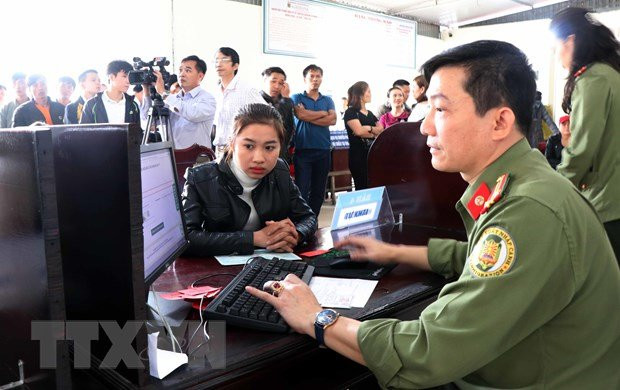 Quy trình làm thủ tục cấp hộ chiếu cho người dân. (Ảnh: Công Tường/TTXVN)