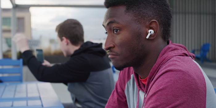 Mẫu AirPods mới còn có thêm chế độ “Transparency” cho phép người dùng có thể nghe được âm thanh bên ngoài trong khi đang nghe nhạc hay gọi điện.