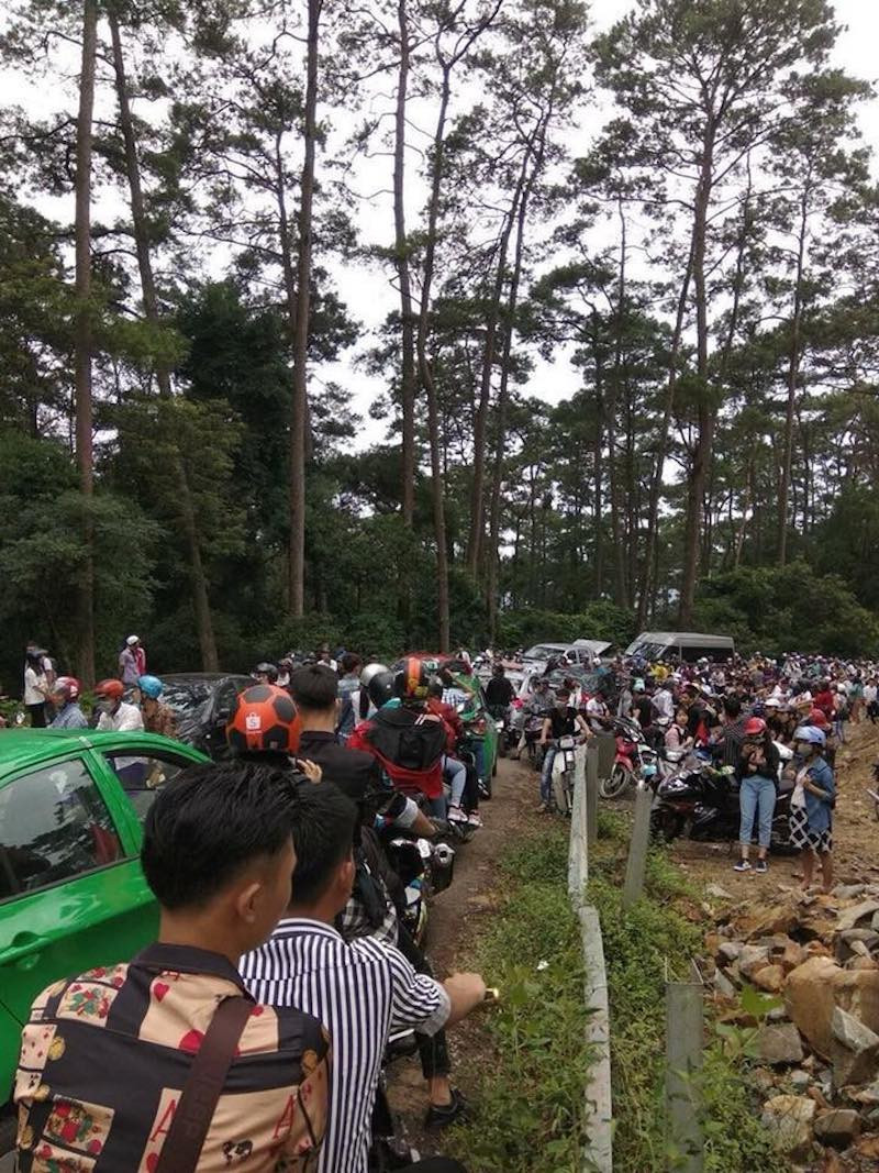 Các phương tiện phải đứng chôn chân hàng giờ đồng hồ.