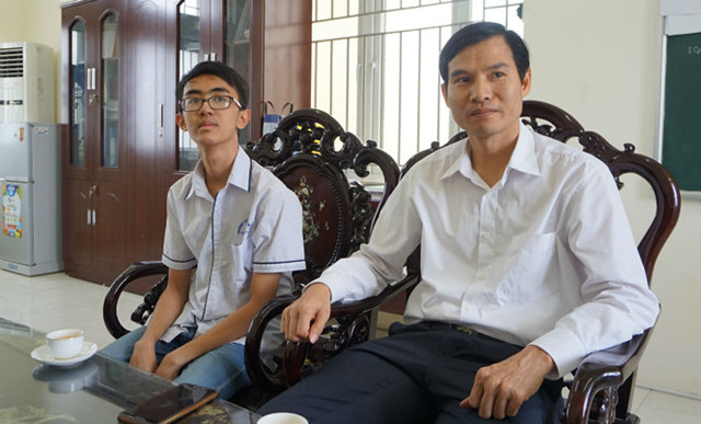 Trung cùng thầy chủ nhiệm Lê Hùng Điệp.