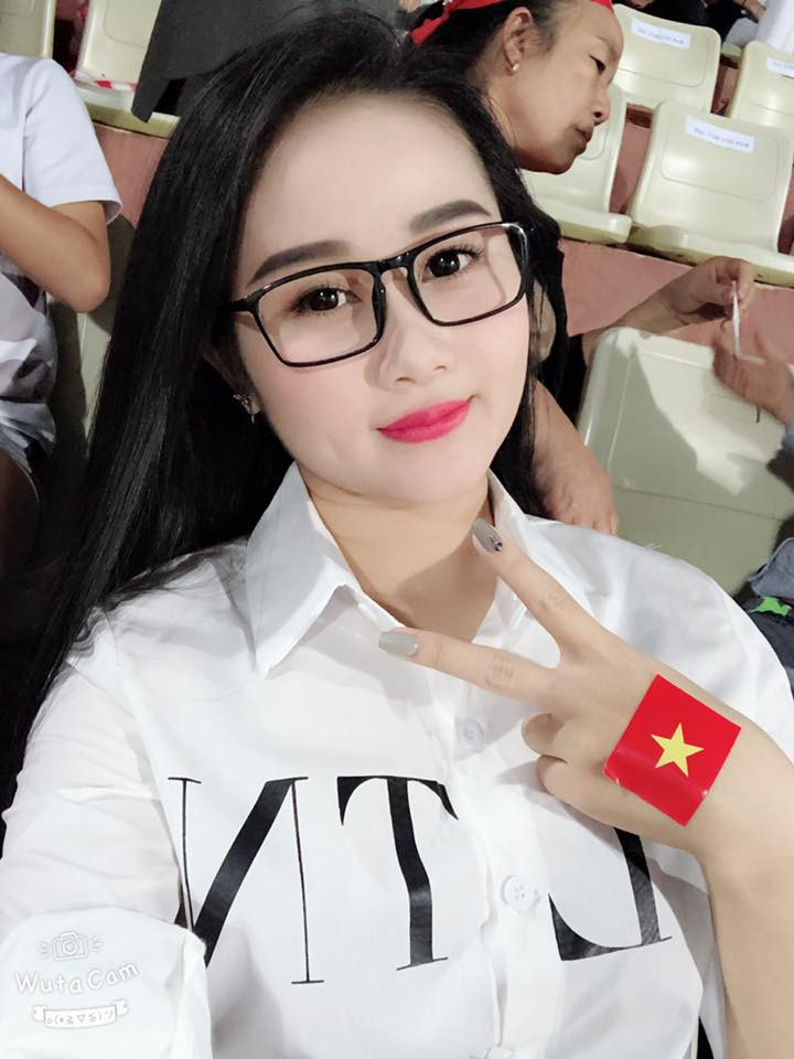 Ngọc Quyên cũng có mặt trên sân vận động Hàng Đẫy để cổ vũ cho bạn trai Tiến Linh. Ngọc Quyên cũng có mặt trên sân vận động Hàng Đẫy để cổ vũ cho bạn trai Tiến Linh.