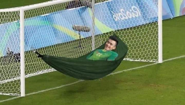 Thủ môn Bùi Tiến Dũng lại có một trận đấu nhàn nhã vì Thái Lan không tạo được nhiều cơ hội