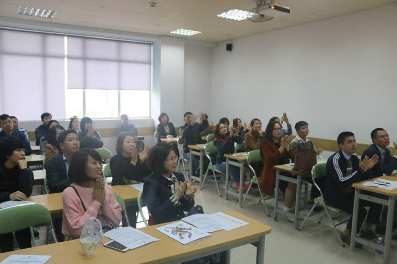 Phụ huynh đồng loạt vỗ tay sau mỗi câu trả lời đúng.