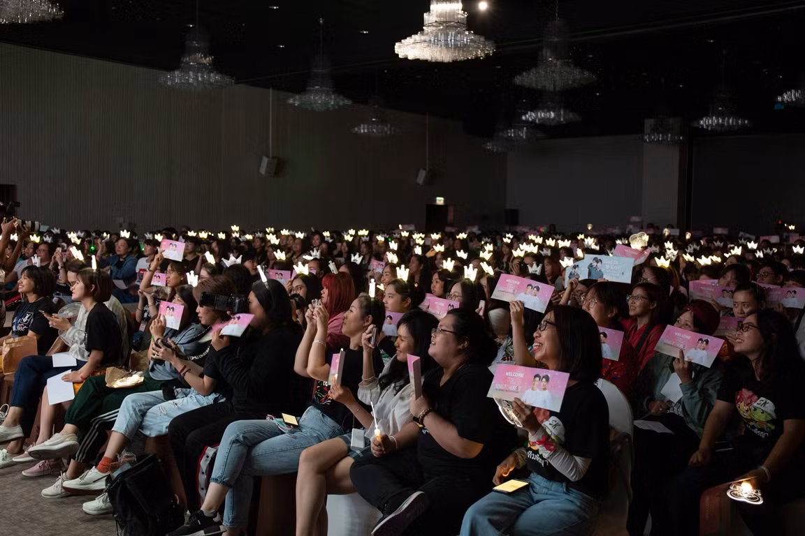 Hàng trăm lightstick của fan sáng lên làm cho khán phòng trở nên ấm áp và gần gũi hơn.